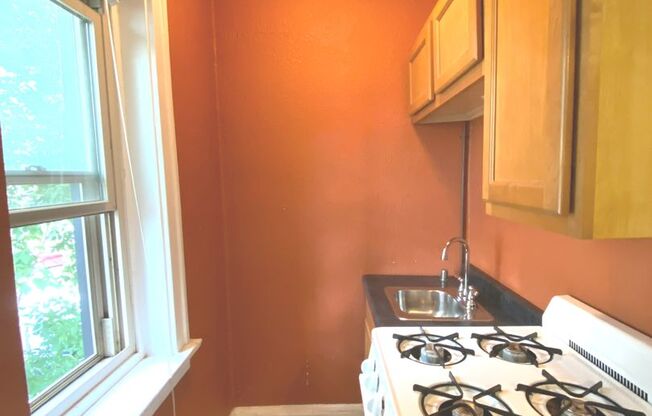 Studio, 1 bath, $725, Unit 25