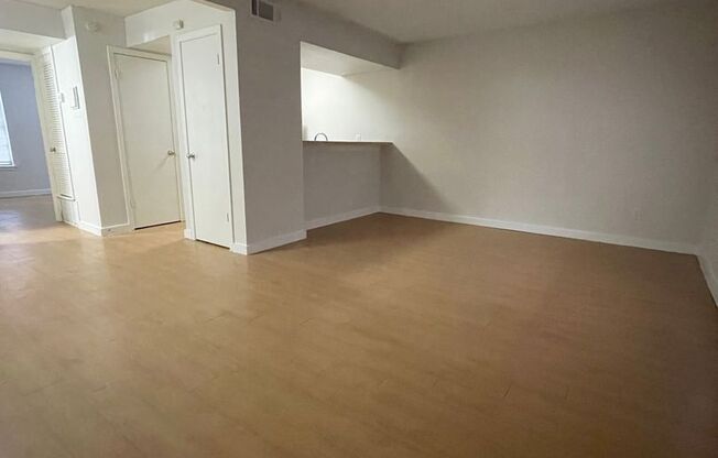 1 bed, 1 bath, 700 sqft, $995, Unit LAW11-106