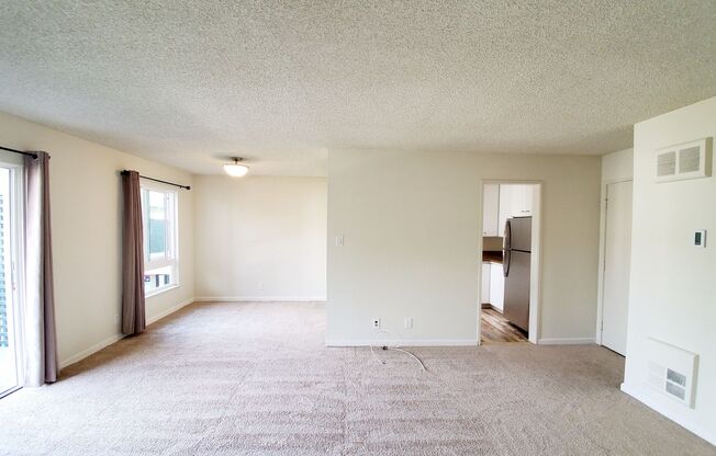 Beautiful, sunny woodlake condo