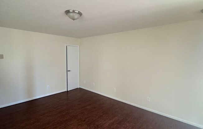 2 beds, 1 bath, $995, Unit A