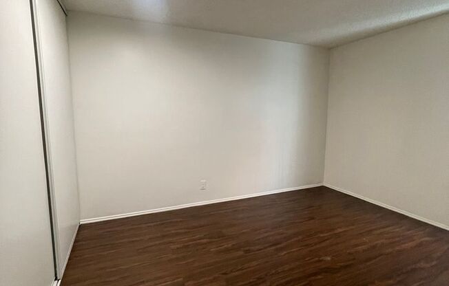 2 beds, 1 bath, $2,095, Unit 4