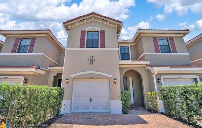 Beautiful Townhouse 3 -2.5 baths