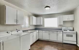 2 Bedroom / 1 Bathroom Duplex Unit with In-Unit Washer/Dryer Connections