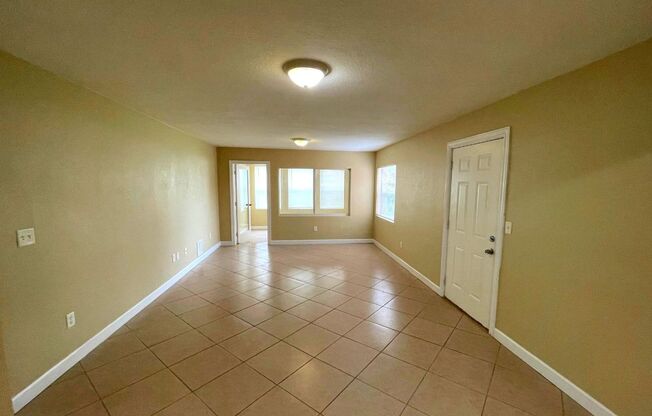 2 beds, 1 bath, 850 sqft, $1,400, Unit DREW#1365-102