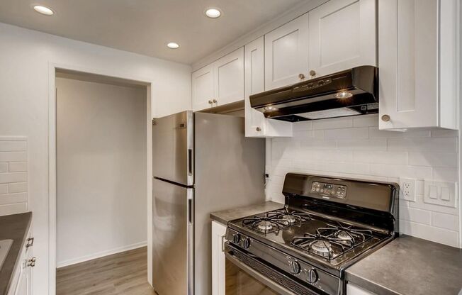 Upgraded 2bd/1ba Condo with Washer/Dryer in unit!