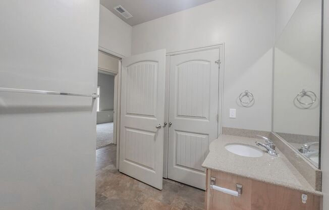 2 beds, 2 baths, 1,100 sqft, $1,291, Unit Unit 4