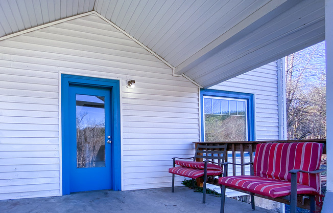 Beautiful Country Living 4 Bed + 1 Bath!! Updated House with tons of Charm! Washer and Dryer Hookups