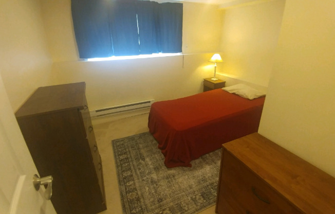 1 bed, 2 baths, 2,100 sqft, $700