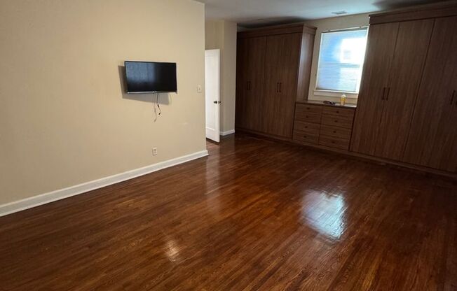 121 BENTLEY AVE
