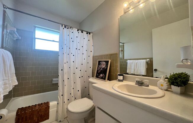 2 beds, 1 bath, 838 sqft, $1,999, Unit 64