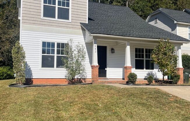 Beautiful 2 story home in Crestdale Crossing in Matthews!