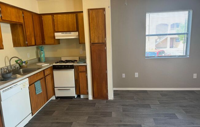 Studio, 1 bath, 406 sqft, $955, Unit 12