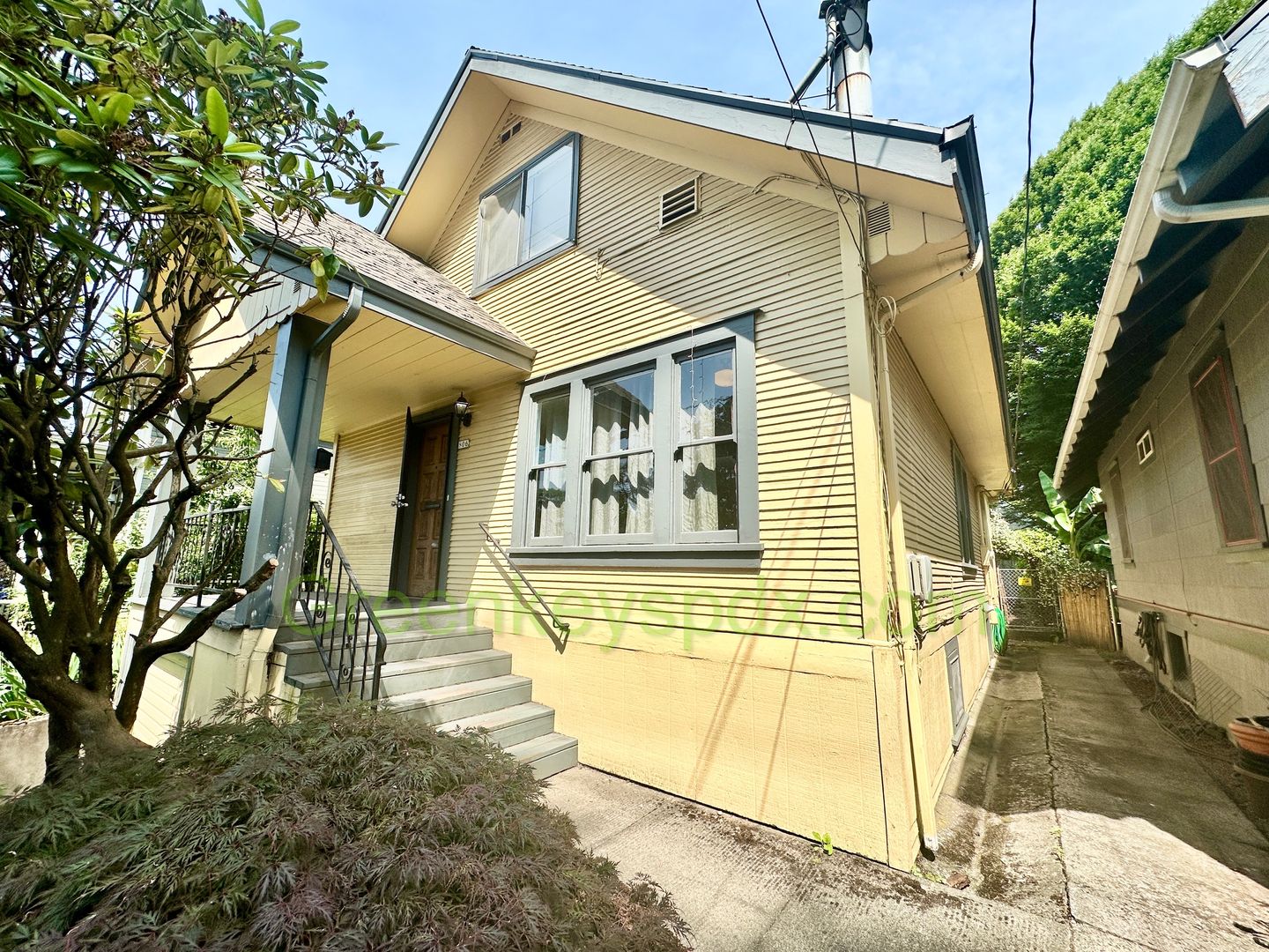 3-Bedroom, 2-Bathroom House with Attached Garage Near Belmont and SE 45th