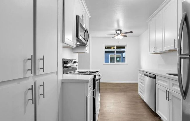 Sheri Hill Apartments - Raleigh Hills with Portland Conveniences