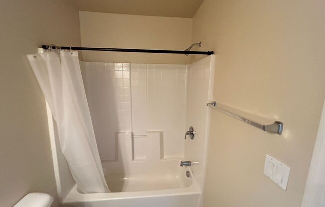 3 beds, 2.5 baths, 1,194 sqft, $1,595, Unit Unit 12