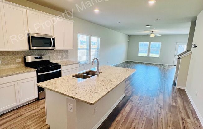 Beautiful 4-Bedroom New Build with Modern Amenities