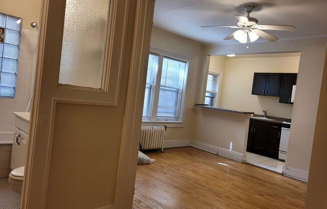 Studio, 1 bath, $895, Unit 14