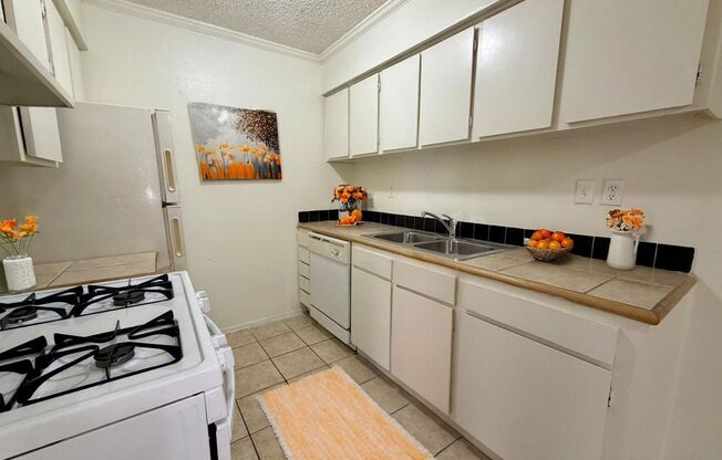 2 beds, 2 baths, 900 sqft, $1,299, Unit LAW7-213