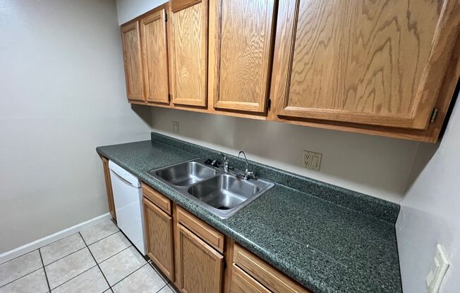 1 bed, 1 bath, $950, Unit apt 17