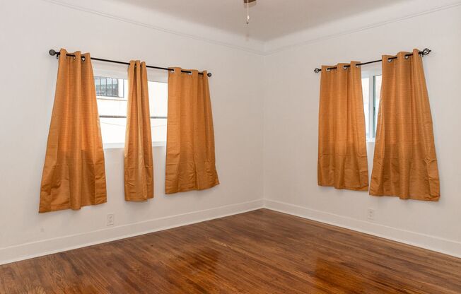 2 beds, 1 bath, $2,500, Unit 603 N. Mott