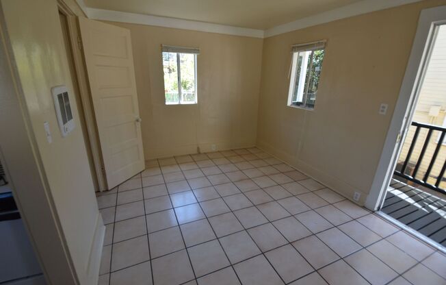 RARE STUDIO COTTAGE! Detached Cottage in Back of 4plex. Lots of Street Parking. Near Downtown & Freeways