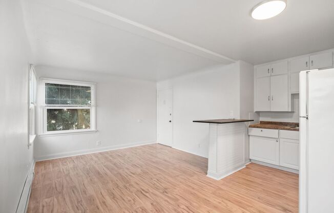 LOWER SOUTH HILL ONE BEDROOM CLOSE TO HUCKLEBERRY MARKET