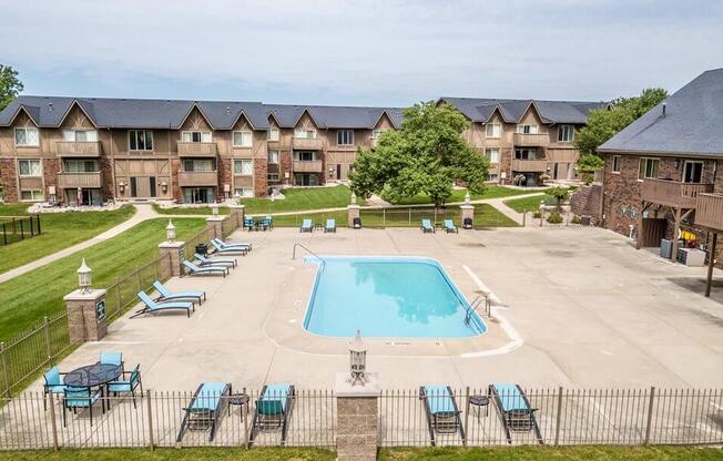 swimming pool & sundeck at Fountain Pointe apartments