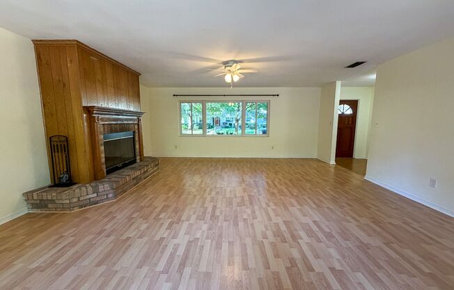 3/2 House Walking Distance to UF & Law School Available NOW!
