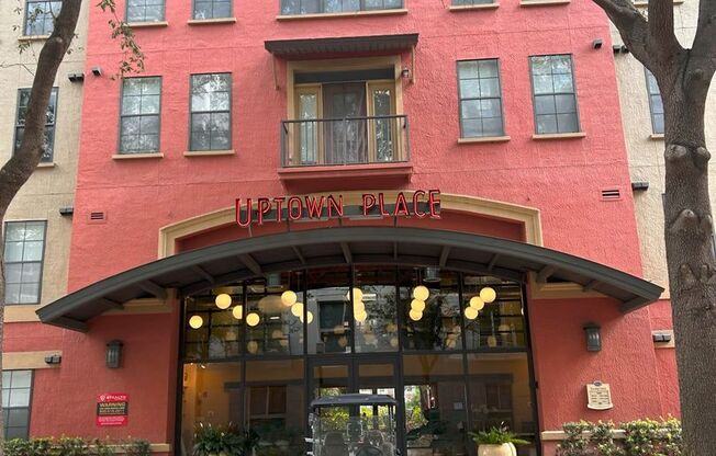 Beautiful 1/1 in Uptown Place!!