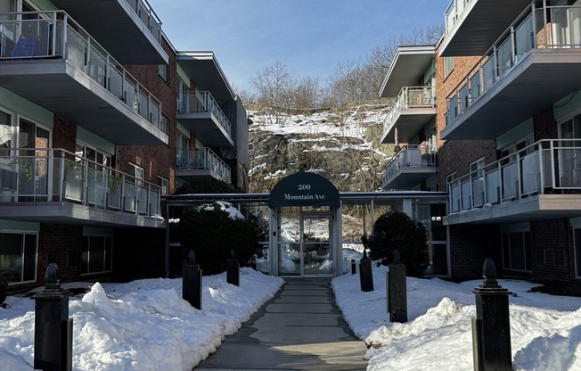 2 beds, 1 bath, 850 sqft, $2,600, Unit 49