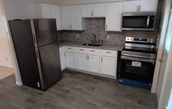 2 Bedroom, 1 Bathroom Condo For Rent at 1633 W. Oak Ridge Road, Orlando FL 32809