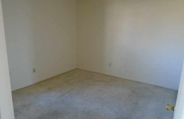 2 beds, 1 bath, $995