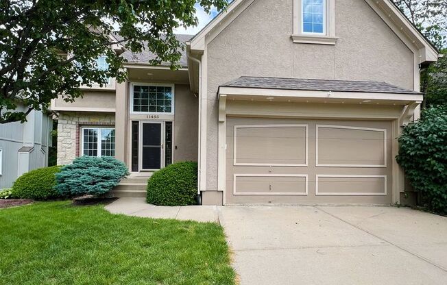Charming 3-Bedroom Home with Spacious Backyard in Overland Park