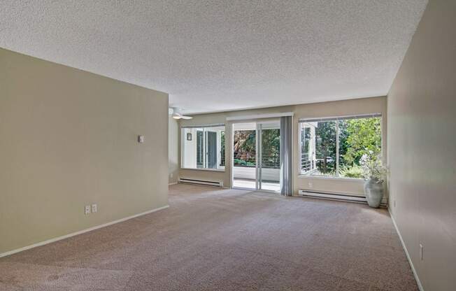 Watercrest Livingroom Apartments in Lake Forest Park, WA