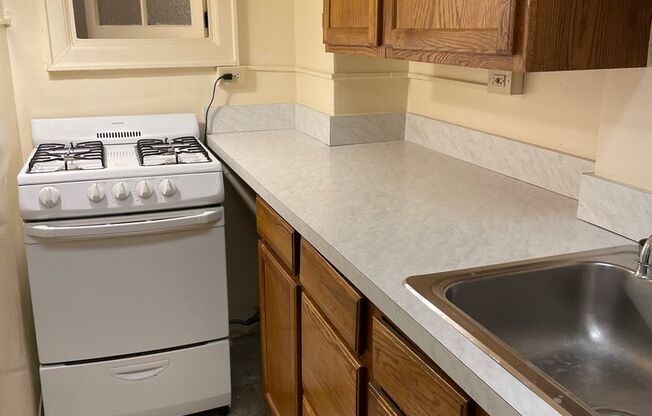 1 bed, 1 bath, 605 sqft, $1,195, Unit B-16
