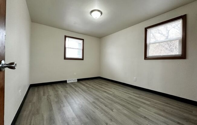 2 beds, 1 bath, $1,095, Unit A