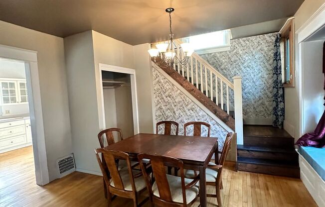 4 Bed Room 2 Bath Big Yard