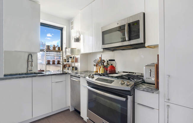 2 beds, 1 bath, $5,400, Unit 7D