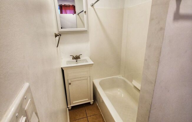 1 bed, 1 bath, 550 sqft, $1,150, Unit Unit 4