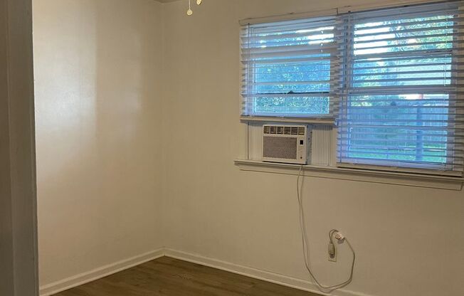 2 beds, 1 bath, $995, Unit 1