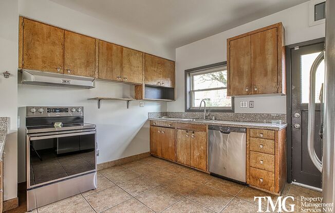 Stunning 4BD Craftsman in Excellent N Portland Location! Fully Fenced Yard & More!