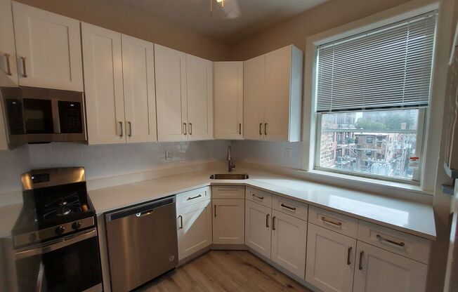 2 beds, 1 bath, $2,195, Unit 3255 - Unit 3B