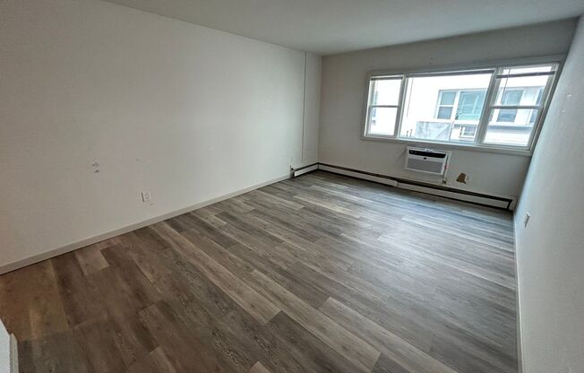 2 beds, 1 bath, $1,350, Unit 115