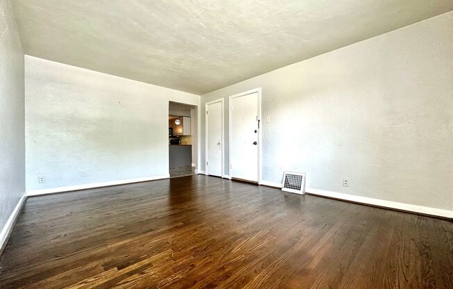 2 beds, 1 bath, 800 sqft, $895, Unit 1E