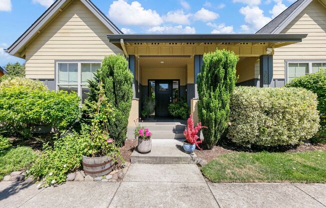 3 Bedroom/ 2 Bath Stunning Home in Eugene, OR - available NOW