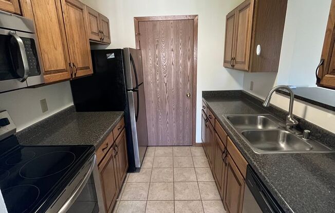 2 beds, 1 bath, 950 sqft, $1,695, Unit 7702RC