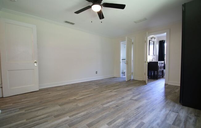 (("Wake Up in a Home YOU Love")) 2/2 STUNNING House Close to Exciting Downtown Fort Worth! An ABSOLUTE Must See Property ~ ALL Appliances Included ~ Charming Master Suite w/ Wardrobe & Backyard w/ Garage & Workshop Space ~ APPLY TODAY !!