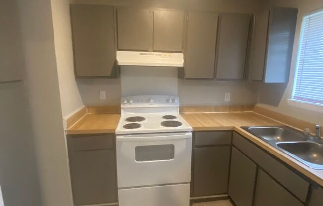 3 beds, 1 bath, $750, Unit Bldg 12 Apt C