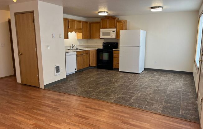 Spacious 3 bed 2.5 Bath Townhome in Cascade Park! All Appliances Included! Ceiling Fans in Every Room! Great Location!