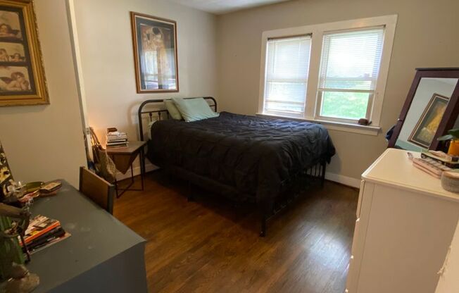 Charming East Nashville Cottage, 2 Bed/1 Bath, Hardwood Floors, Pet Friendly (no fence yard), Large Deck